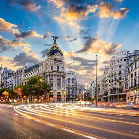 לינה וארוחת בוקר מדריד La Reina De Gran Via - Parking Tph מראה חיצוני תמונה