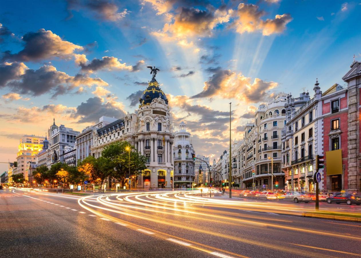 לינה וארוחת בוקר מדריד La Reina De Gran Via - Parking Tph מראה חיצוני תמונה